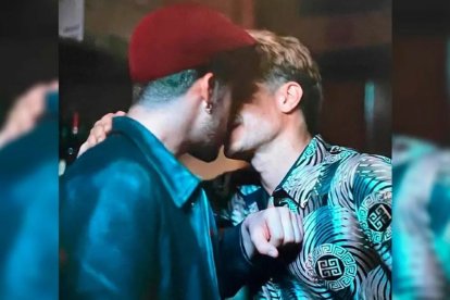 Bad Bunny y Gael García Bernal se besan en la película Cassandro