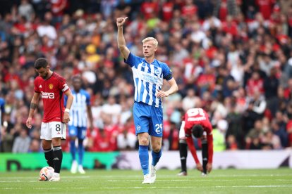 Jan Paul van Hecke fue parte del triunfo que el Brighton logró ante el Manchester United, en Old Trafford.