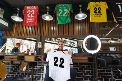 El exgolero Pablo Santillo cuenta con tres barberías en Buenos Aires, Argentina, las cuales están decoradas con las camisetas de los equipos en donde jugó.