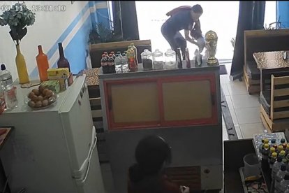 Un video en el que se ve a un indigente acercarse a una menor de edad se hizo viral en redes sociales.