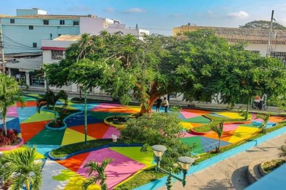 Dentro de plaza hay una escultura de un libro y arrimados a la obra de arte, la pareja se 'pegó un palito'.
