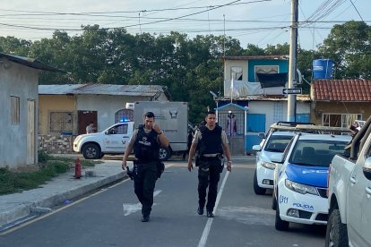 Los miembros de la Policía llegaron hasta el sitio para comenzar con las investigaciones en esta masacre.