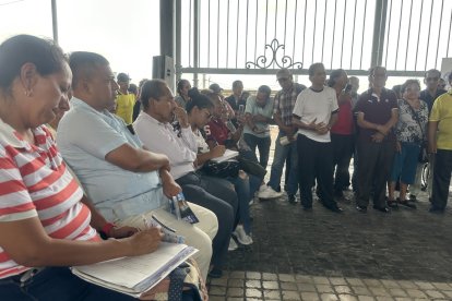 Decenas de personas han acudido a las charlas informativas sobre el proceso de regularización. Algunos anotan los datos como si fuera para un deber.