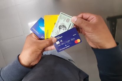 En esta imagen referencial se ve cómo en unos segundos se puede tomar la foto de una tarjeta de crédito.