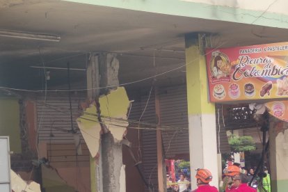 Bomberos continúan investigando qué causó el siniestro.