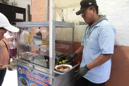 Paúl abre las conchas en el momento de cada pedido. Todos los demás ingredientes están listos.