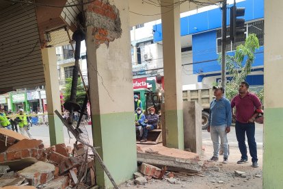 Propietarios de locales cuantifican daños. Se indaga el origen del desastre, que puso a los vecinos del centro del cantón ‘con los pelos de punta’.