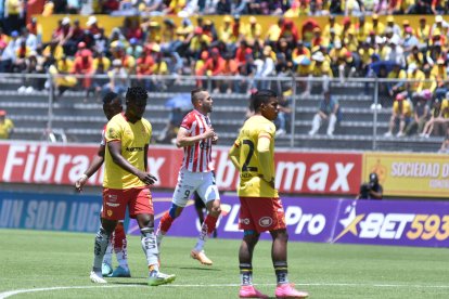 Los jugadores de Aucas y su decepción al sumar una nueva  derrota en casa.
