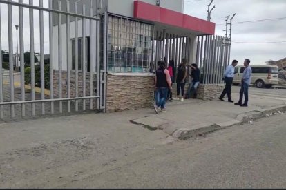Hasta el Centro Forense llegaron los familiares de la mujer fallecida en Las Lajas.