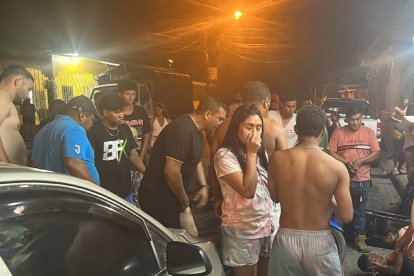 Los cuerpos de los hombres baleados quedaron tenidos en la parte exterior del bar.