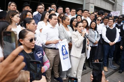 Luisa González junto a asambleístas electos en los exteriores de la Fiscalía.