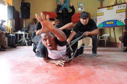 Con la obra de teatro Rompiendo Cadenas integrantes de la Misión Vida Internacional buscan salvar a jóvenes de la violencia.