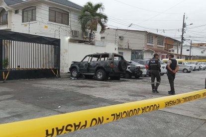 Dos carros se incendiaron producto del atentado.
