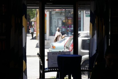 Atentos. Los propietarios de negocios están atentos ante la llegada de personas sospechosas a los exteriores de sus negocios para dar la alerta a los demás.