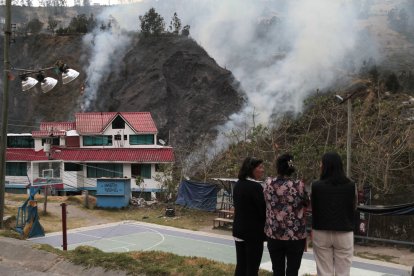 Vecinos de Guápulo  estuvieron atentos a que las llamas no lleguen a sus casas. Tuvieron picazón en nariz, ojos y garganta.