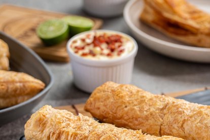 La masa de hojaldre con la que se lo prepara tiene orígenes franceses.