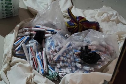 Parte de los explosivos que fueron decomisados en el operativo policial.