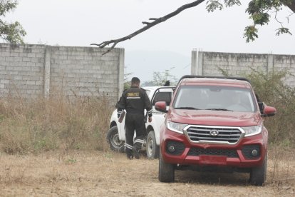 Personal de Policía acudió al lugar para hacer el levantamiento del cadáver.