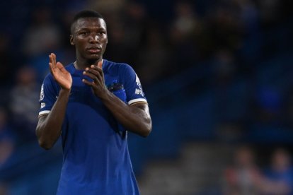 Moisés Caicedo busca adaptarse al Chelsea, club que pagó $145 millones por su pase.