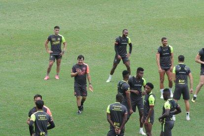 En todos los entrenamientos, el preparador físico de los amarillos, Alejandro Valenzuela, les saca la pereza con ejercicios de intensidad.