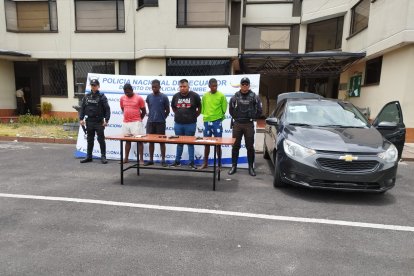 Los sospechosos iban en un carro robado.