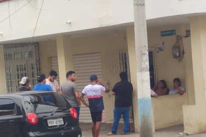 Dolor y llanto en el barrio Jaime Chávez Gutiérrez, de Manta, tras el deceso de uno de sus habitantes.