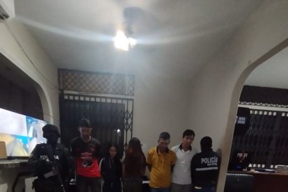 Los detenidos junto a los 80 ladrillos de droga incautada.