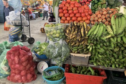 El verde y el limón han escaceado en algunos mercados municipales de Guayaquil, pero en otros no.