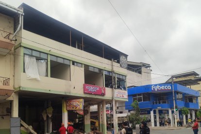 Por la explosión en un edificio del centro de Jipijapa se destruyeron tres locales comerciales.