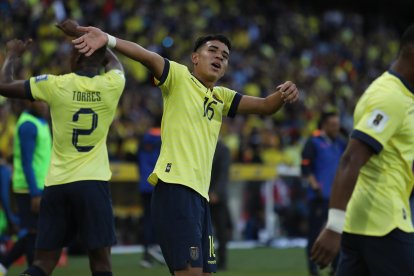 Kendry Páez (c) debutó con la selección absoluta de Ecuador frente a Uruguay, el 12 de septiembre en las eliminatorias al Mundial del 2026.