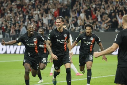 William Pacho (i) fue el defensa más destacado de Eintracht de Fráncfort.