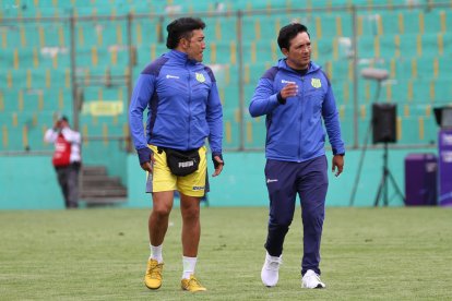 Leonardo Vanegas (d) dirigió a Gualaceo durante tres temporadas.