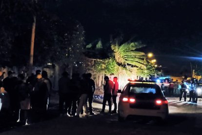 Una de las víctimas quedó tendida al pie de donde residía.