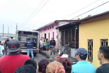 Agentes retiraron los cuerpos  de las víctimas  y empezaron a buscar información para dar con los responsables del triple crimen.