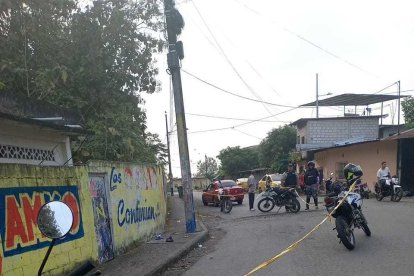 Las zapatillas y otras prendas de las víctimas quedaron en la escena del crimen.