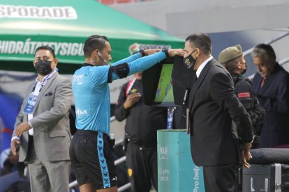 Las conversaciones de los árbitros con sus colegas del VAR serán de acceso libre.