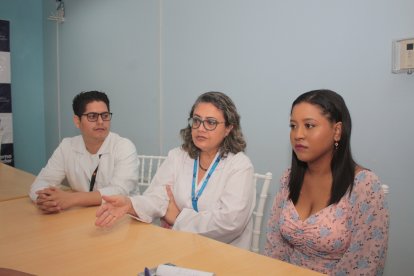 Lic. Jordy Decimavilla, enfermero responsable del área de Oncología del Hospital de Niños Francisco de Icaza Bustamante, junto a la oncóloga pediatra Doris Calle y quien fuera paciente de esa casa de salud, Keyla Murillo.
