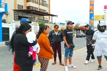 Los familiares de los pescadores oran por un milagro.