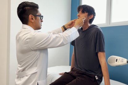 Hamilton Abad, médico endocrinólogo de Solca, en la revisión de un paciente con un posible nódulo. Él aconseja hacerse chequear ante cualquier inquietud.