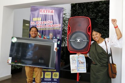 La pareja de esposos están felices con el premio.