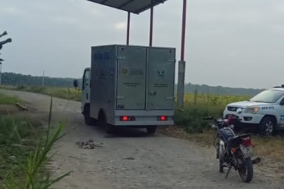 El personal de Criminalística inspeccionó los cuerpos hallados este viernes 22 de septiembre.