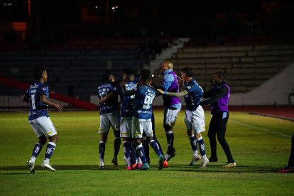 El festejo de los jugadores de Macará tras marcar uno de los goles en la victoria sobre Vargas Torres.