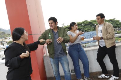 Tu pareja llama a tus panas, 'mala junta', pues considera que van a 'dañar' a su amorcito.