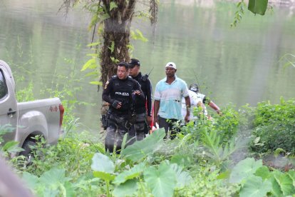 Uno de los grupos de búsqueda que trata de ubicar al guardia raptado.