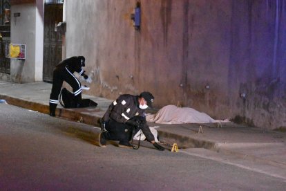 Por más de 15 ocasiones arremetieron a balazos contra los jóvenes.