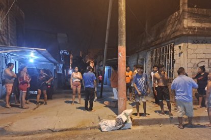 Los menores de edad estaban en el portal de su casa cuando fueron alcanzados por los tiros.