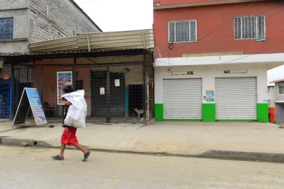 En la Entrada de la 8, en el noroeste de Guayaquil, zona en la que ciudadanos indican que existen extorsiones, hay varios locales cerrados.