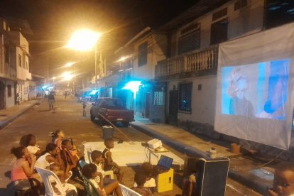 Las proyecciones se las hace en horas de la noche, ya que por las mañana Ángel se dedica a trabajar en cualquier oficio.