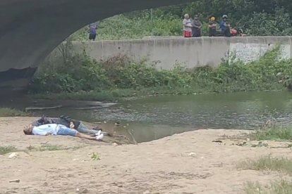 Las víctimas estaban sobre la arena y cerca al agua.