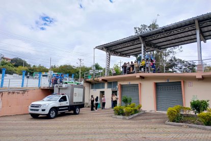 En Patate están investigando quién es la madre que arrojó un feto de seis meses en el basurero.